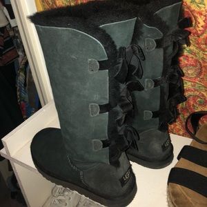 Black Bailey bow uggs